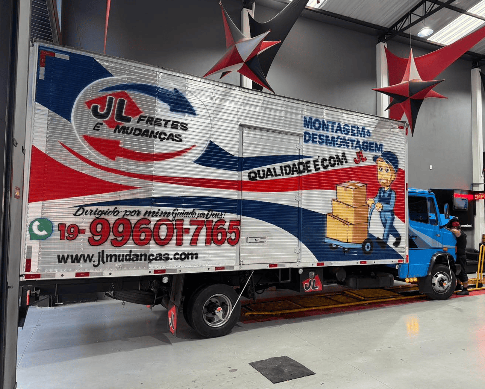 Caminhão de Mudanças da JL Mudanças
